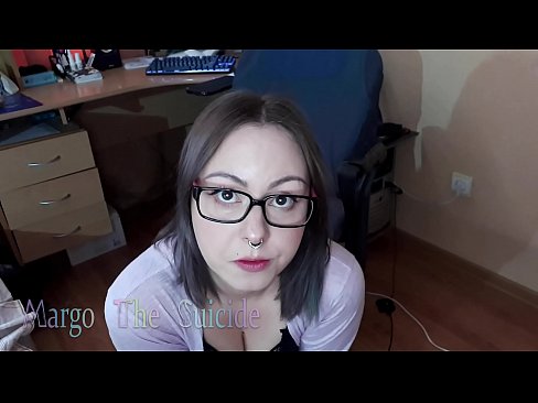 ❤️ Seksi djevojka s naočalama duboko siše dildo na kameri ☑ Jebeni video  kod nas ☑