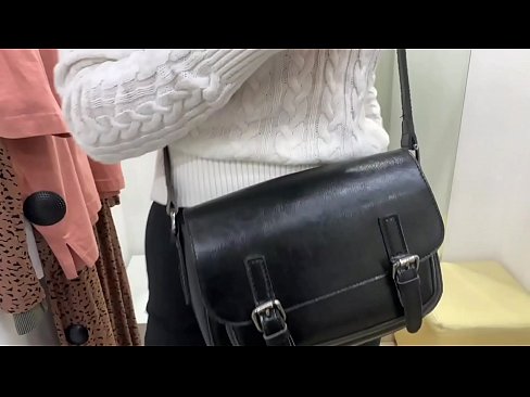 ❤️ Javna masturbacija mlade kujice FeralBerry s dildom u sobi za mjerenje ☑ Jebeni video  kod nas ☑